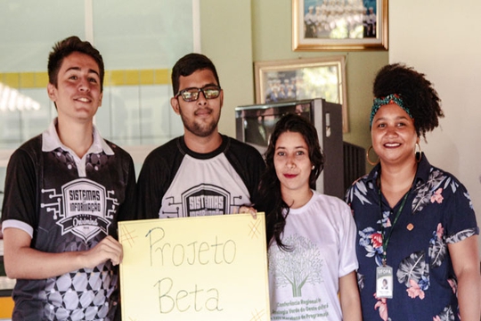 A Maratona de Programação destina-se a alunos e alunas de cursos de graduação e início de pós-graduação na área de Computação e afins (Ciência da Computação, Engenharia de Computação, Sistemas de Informação, Matemática, etc). A competição promove nos estudantes a criatividade, a capacidade de trabalho em equipe, a busca de novas soluções de software e a habilidade de resolver problemas sob pressão.
