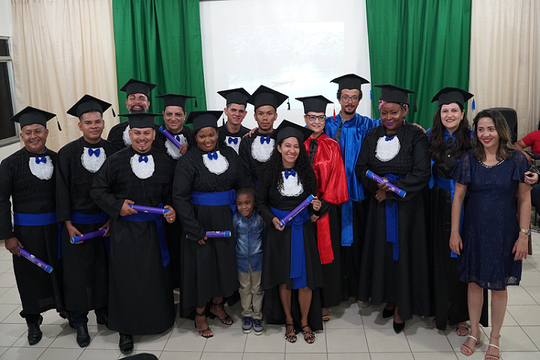 Presidida pela vice-reitora Solange Ximenes, a solenidade contou com a participação da diretora do Campus Oriximiná, Dávia Marciana Talgatti; do coordenador do curso de Bacharelado em Ciências Biológicas, Vinicius José Giglio Fernandes; e da paraninfa da turma, professora Eldra Carvalho da Silva. “Hoje temos mais uma formatura do curso de Ciências Biológicas. Essa formatura não é de uma turma fechada, mas de alunos remanescentes das turmas de 2015 e 2017 que ainda estavam cursando algumas disciplinas.